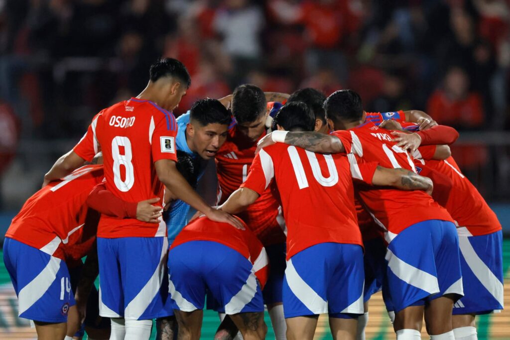 Jugadores de la Selección Chilena abrazados.