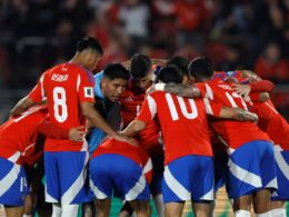 Jugadores de la Selección Chilena abrazados.