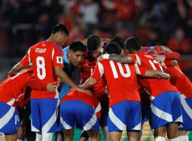 Jugadores de la Selección Chilena abrazados.