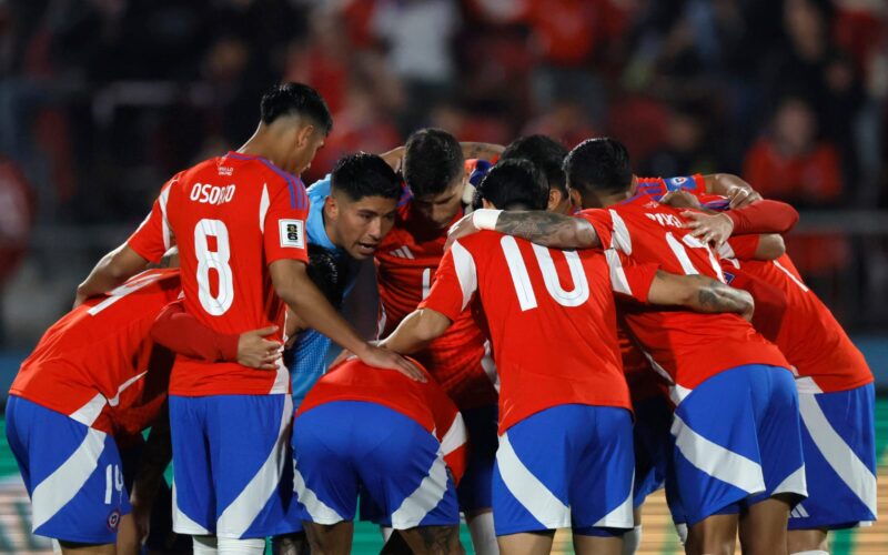 Jugadores de la Selección Chilena abrazados.