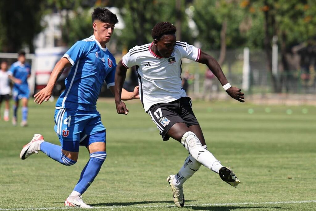 Manley Clerveaux convirtiendo un gol por Colo-Colo frente a Universidad de Chile por el Torneo sub 18.