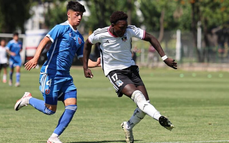 Manley Clerveaux convirtiendo un gol por Colo-Colo frente a Universidad de Chile por el Torneo sub 18.