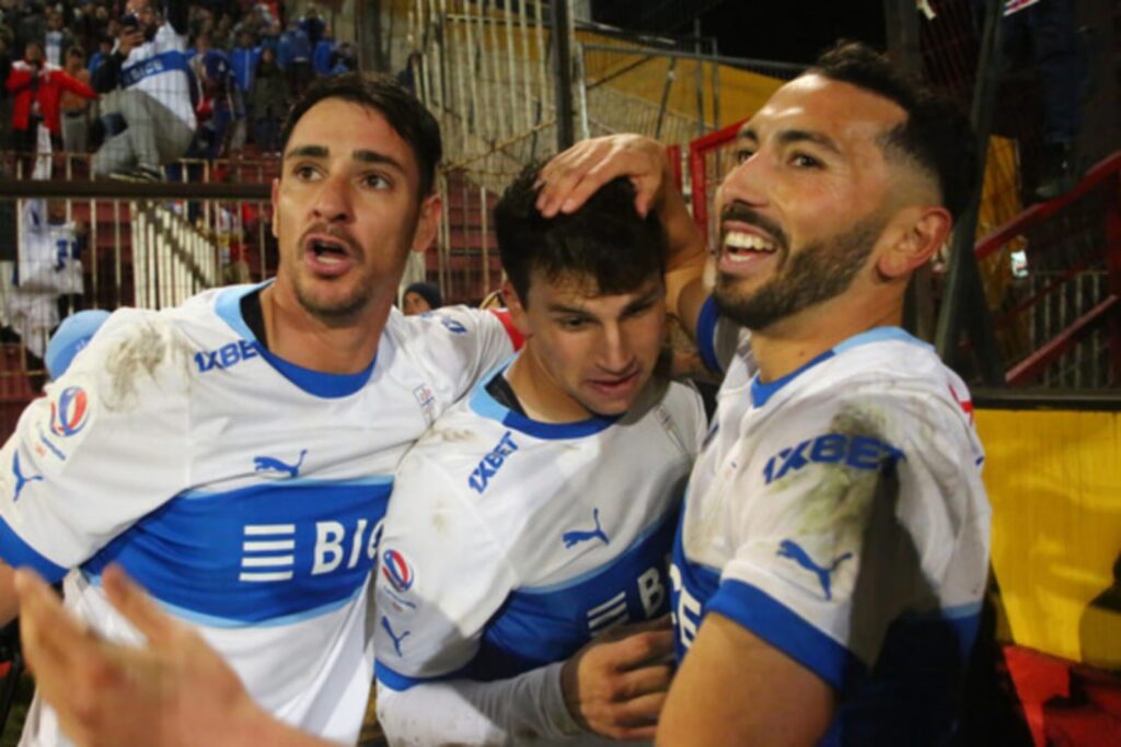 Fernando Zampedri y Cristián Cuevas celebrando con Gonzalo Tapia su gol para Universidad Católica.