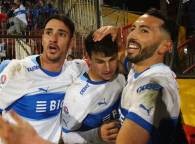 Fernando Zampedri y Cristián Cuevas celebrando con Gonzalo Tapia su gol para Universidad Católica.