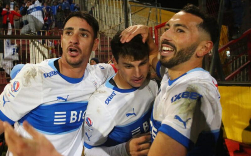 Fernando Zampedri y Cristián Cuevas celebrando con Gonzalo Tapia su gol para Universidad Católica.