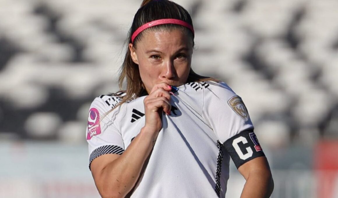 Primer plano a Yanara Aedo besando el escudo de Colo-Colo Femenino.