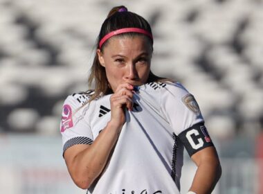 Primer plano a Yanara Aedo besando el escudo de Colo-Colo Femenino.