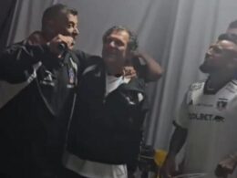 Jorge Almirón, Aníbal Mosa y Arturo Vidal celebrando el título 34 de Colo-Colo.