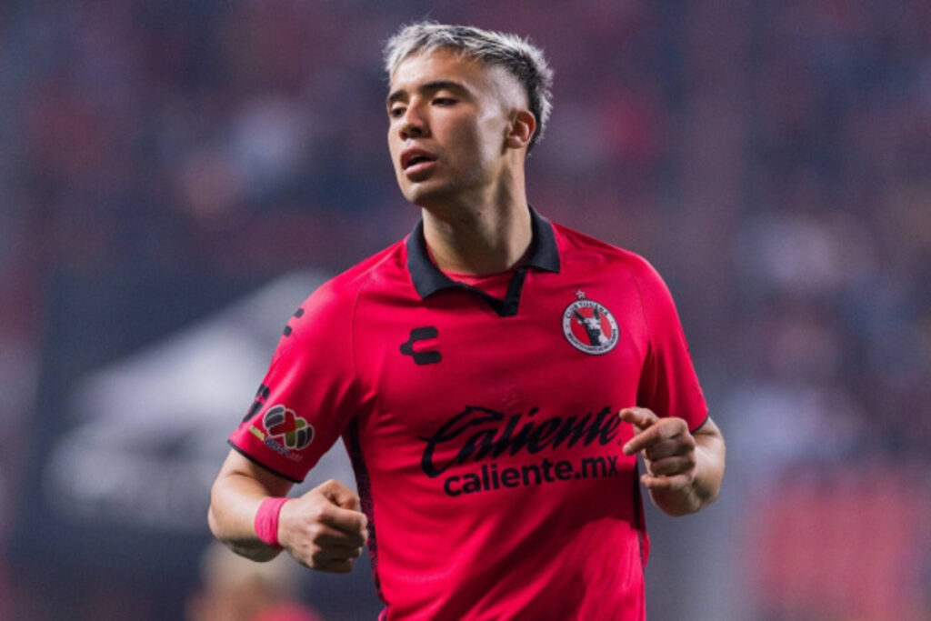 Primer plano a Nicolás Díaz con la camiseta de Xolos de Tijuana.