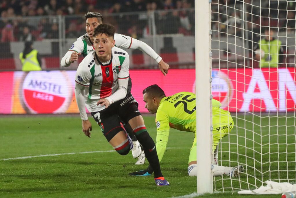 Primer plano a Iván Román celebrando un gol con Palestino.