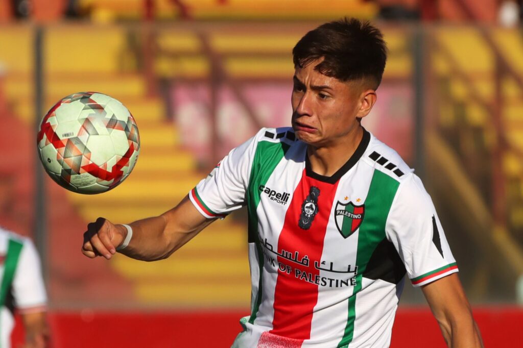 Primer plano a Iván Román con la camsieta de Palestino.