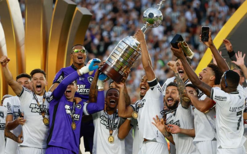 Plantel de Botafogo celebrando la obtención de la Copa Libertadores