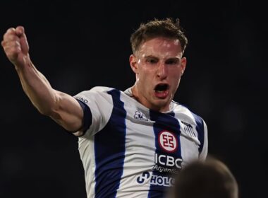 Bruno Barticciotto celebrando un gol con Talleres de Córdoba.