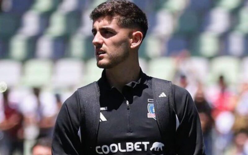 Bruno Gutiérrez con indumentaria de Colo-Colo.