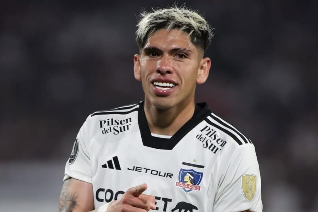 Carlos Palacios celebrando un gol con la camiseta de Colo-Colo.