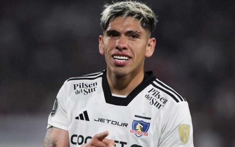 Carlos Palacios celebrando un gol con la camiseta de Colo-Colo.