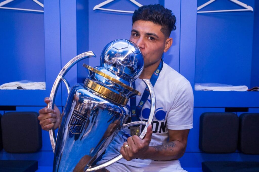 Claudio Aquino celebrando el título de campeón con Vélez Sarsfield.