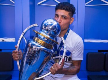 Claudio Aquino celebrando el título de campeón con Vélez Sarsfield.