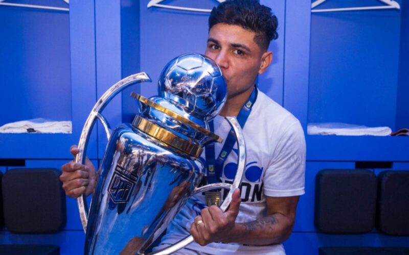 Claudio Aquino celebrando el título de campeón con Vélez Sarsfield.