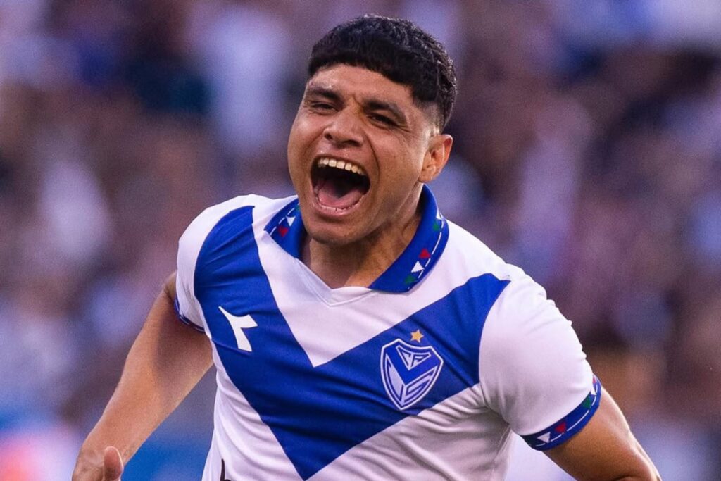 Claudio Aquino celebrando un gol con la camiseta de Vélez Sarsfield.