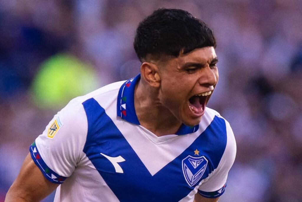 Claudio Aquino celebrando un gol con la camiseta de Vélez Sarsfield.