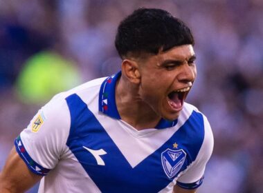 Claudio Aquino celebrando un gol con la camiseta de Vélez Sarsfield.