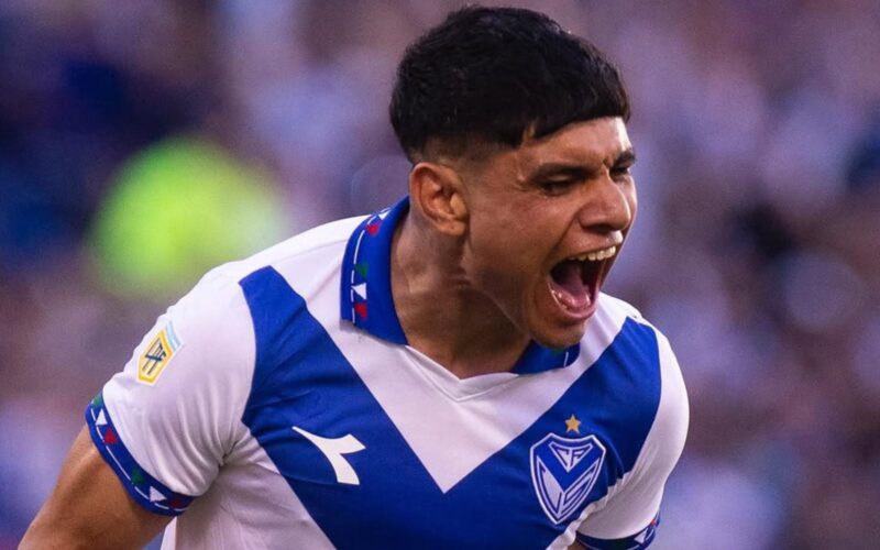 Claudio Aquino celebrando un gol con la camiseta de Vélez Sarsfield.