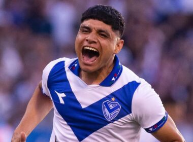 Claudio Aquino celebrando un gol con la camiseta de Vélez Sarsfield.