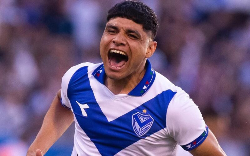 Claudio Aquino celebrando un gol con la camiseta de Vélez Sarsfield.