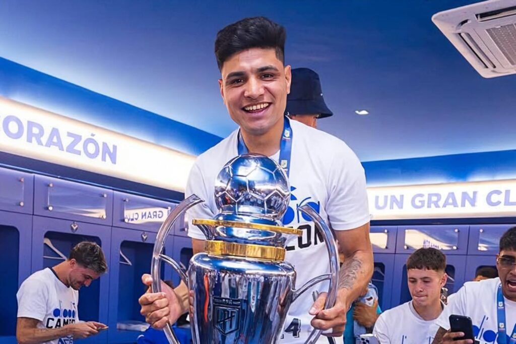 Claudio Aquino celebrando el título de campeón con Vélez Sarsfield.