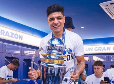 Claudio Aquino celebrando el título de campeón con Vélez Sarsfield.