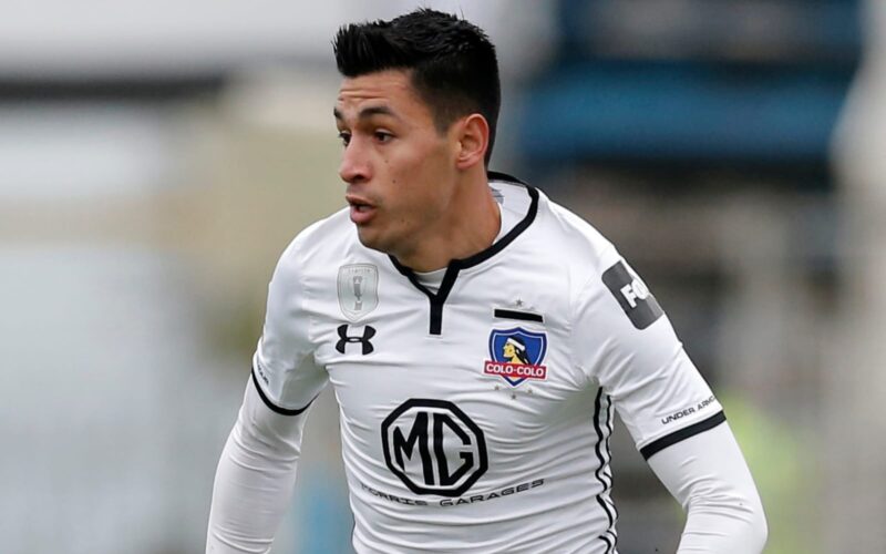 Primer plano a Claudio Baeza con la camiseta de Colo-Colo.