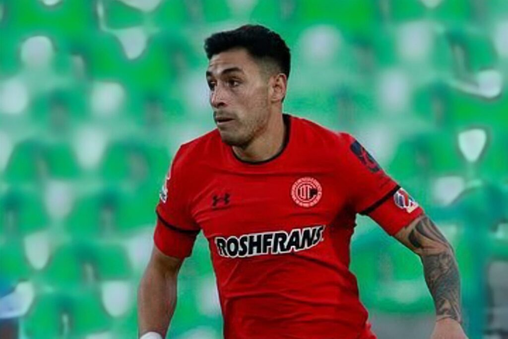 Claudio Baeza con la camiseta roja de Toluca.