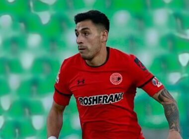 Claudio Baeza con la camiseta roja de Toluca.