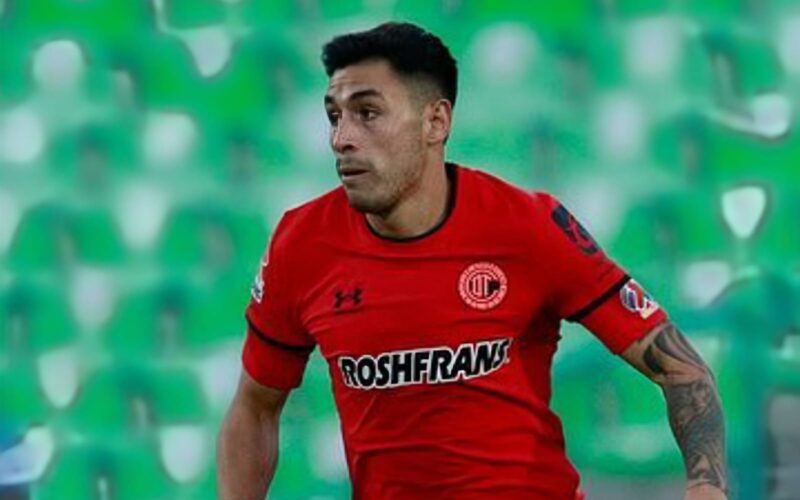 Claudio Baeza con la camiseta roja de Toluca.