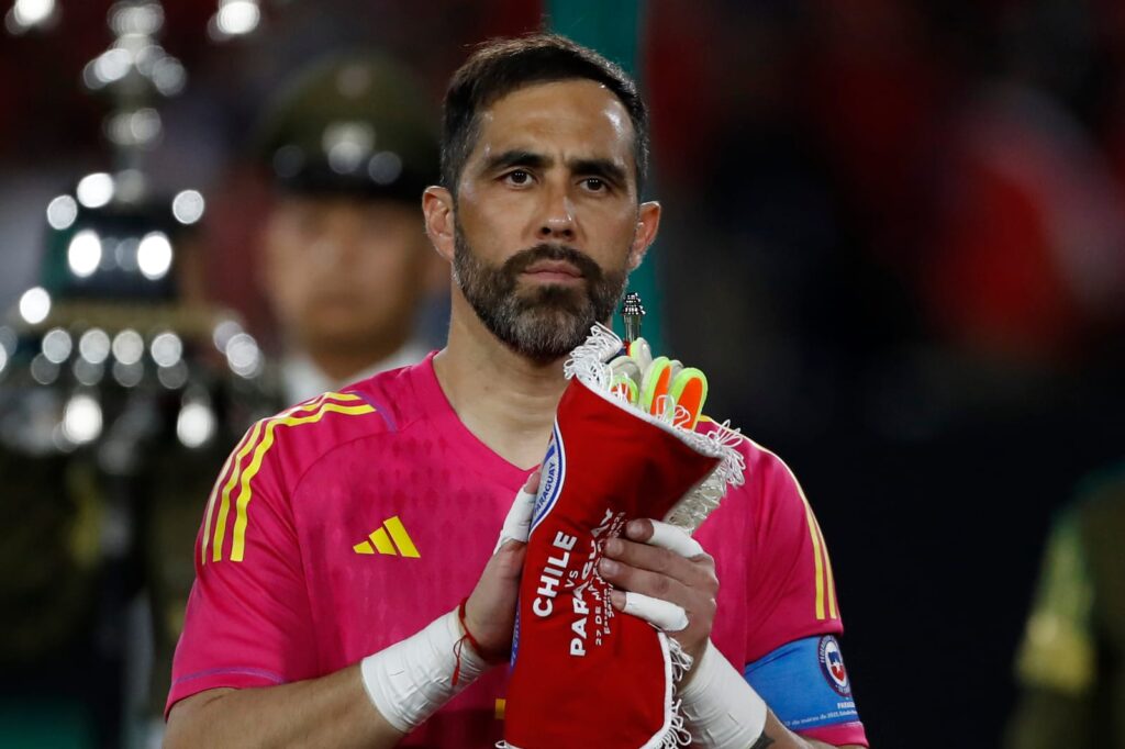 Primer plano a Claudio Bravo con la camiseta de la Selección Chilena.