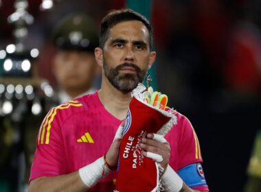 Primer plano a Claudio Bravo con la camiseta de la Selección Chilena.