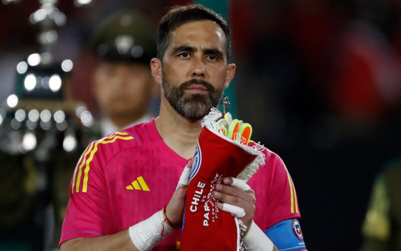 Primer plano a Claudio Bravo con la camiseta de la Selección Chilena.