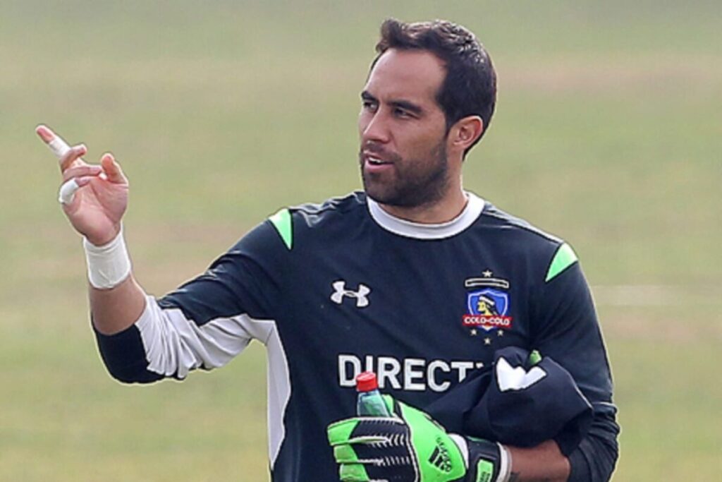 Primer plano a Claudio Bravo con indumentaria de Colo-Colo.