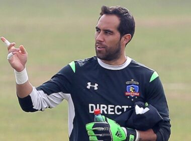 Primer plano a Claudio Bravo con indumentaria de Colo-Colo.