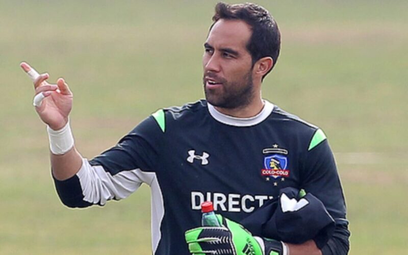 Primer plano a Claudio Bravo con indumentaria de Colo-Colo.