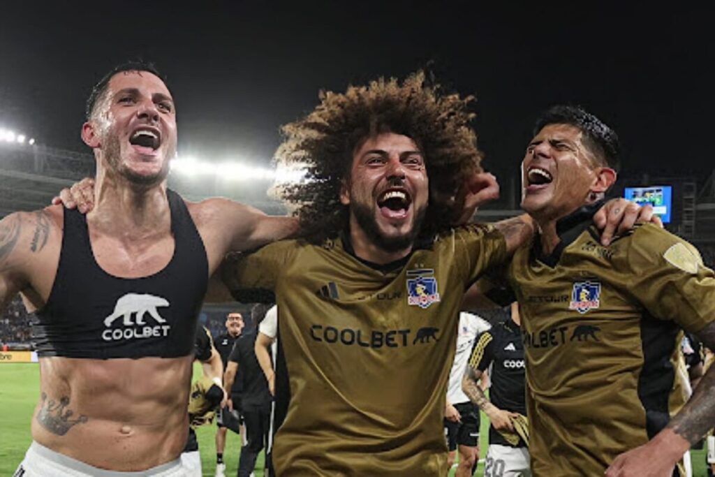 Gonzalo Castellani, Maximiliano Falcón y Esteban Pavez celebrando el triunfo ante Junior en Colombia.