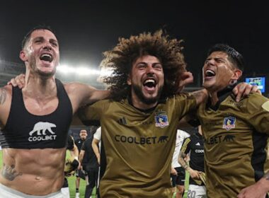 Gonzalo Castellani, Maximiliano Falcón y Esteban Pavez celebrando el triunfo ante Junior en Colombia.