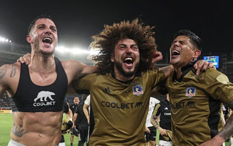 Gonzalo Castellani, Maximiliano Falcón y Esteban Pavez celebrando el triunfo ante Junior en Colombia.