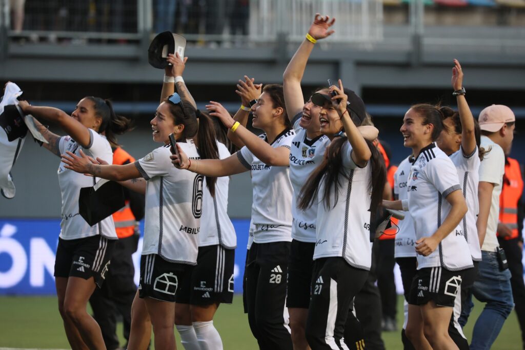 Plantel de Colo-Colo Femenino celebrando triunfo vs Universidad de Chile.