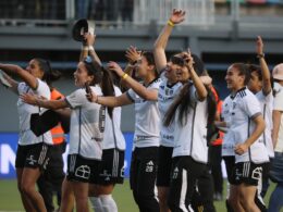 Plantel de Colo-Colo Femenino celebrando triunfo vs Universidad de Chile.