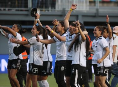 Plantel de Colo-Colo Femenino celebrando triunfo vs Universidad de Chile.