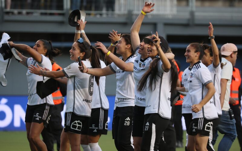 Plantel de Colo-Colo Femenino celebrando triunfo vs Universidad de Chile.