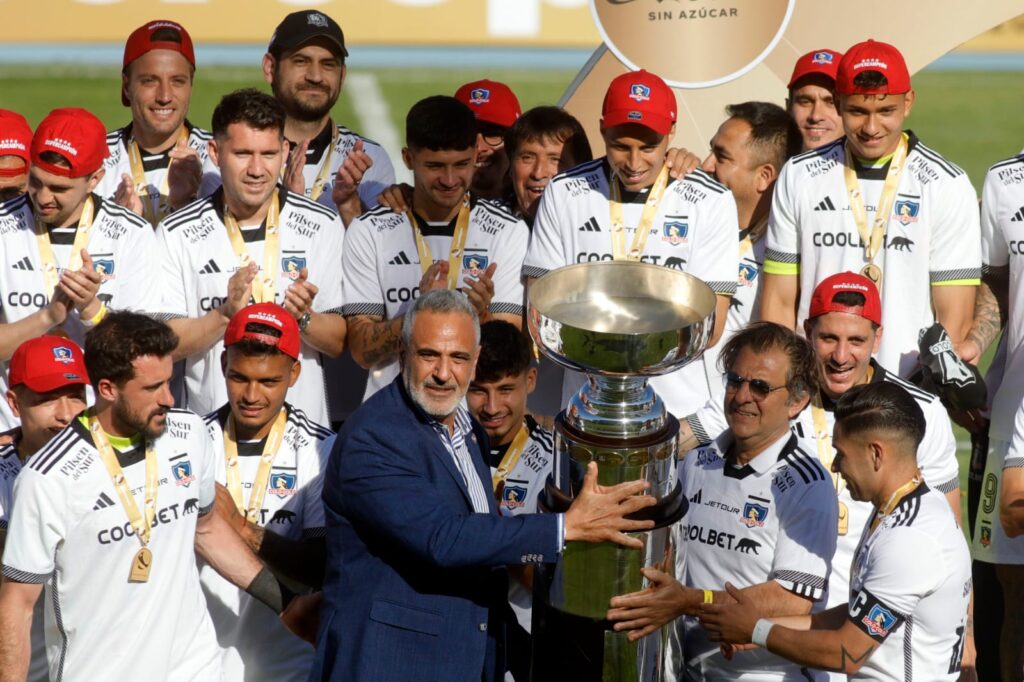 Plantel de Colo-Colo celebrando la Supercopa 2024.