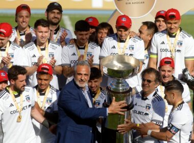 Plantel de Colo-Colo celebrando la Supercopa 2024.